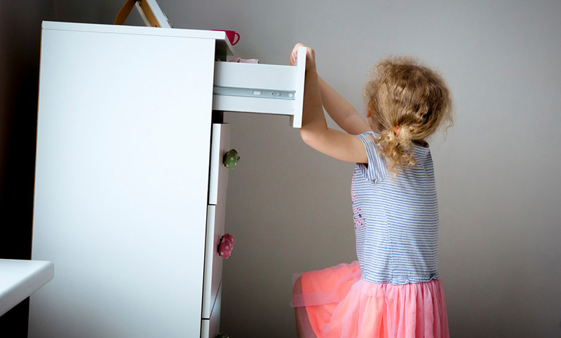 CPSC采用最终消费品安全标准ASTM F2057-23以防止梳妆台和其他衣物储物装置翻倒